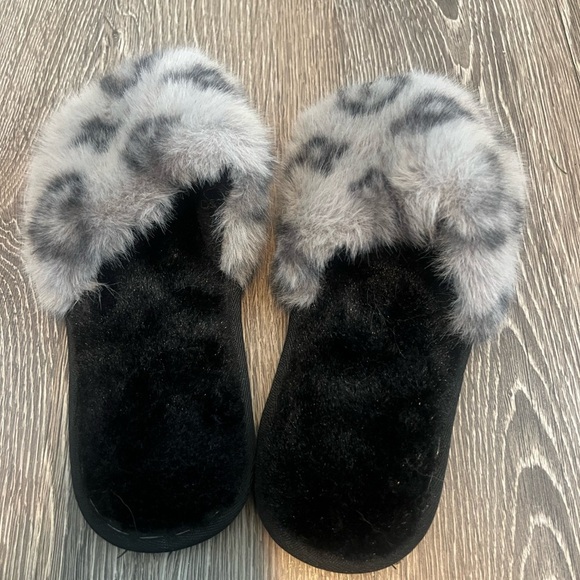 LV Womens Fuzzy Grey and Black Slippers - Picture 2 of 3